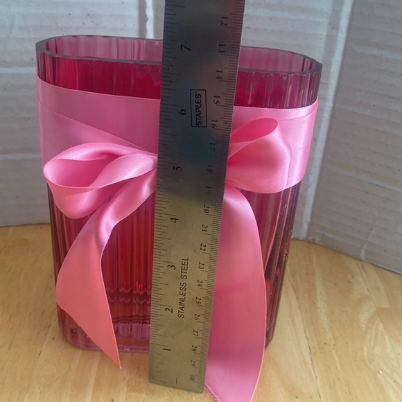 Oval shaped pink glass vase about 6.5 x 5 x 1.5 in. Use alone or for flowers. - Picture 5 of 7